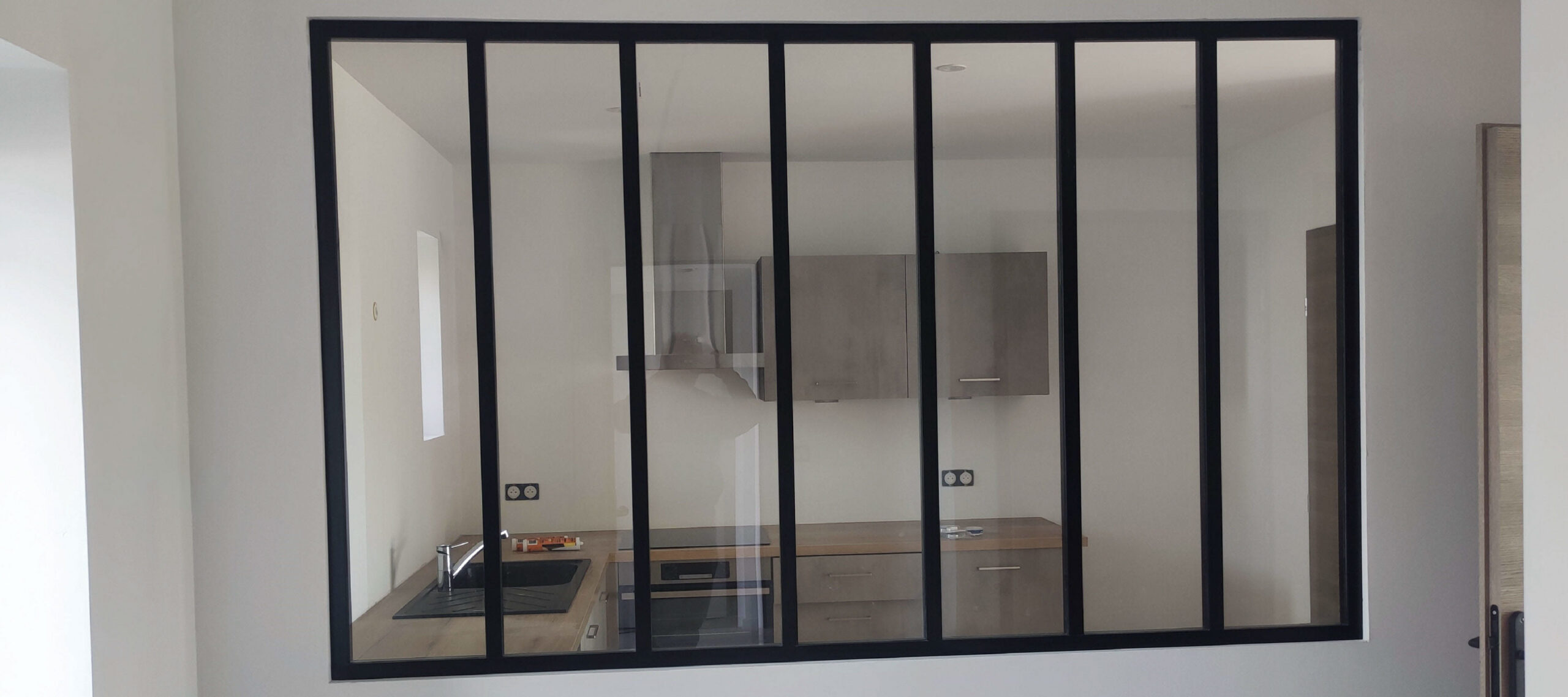 Résultat final après travaux de peinture et d'aménagement intérieur, incluant une verrière séparative pour une cuisine lumineuse